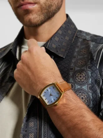 Analoge Uhr aus goldfarbenem und braunem Leder